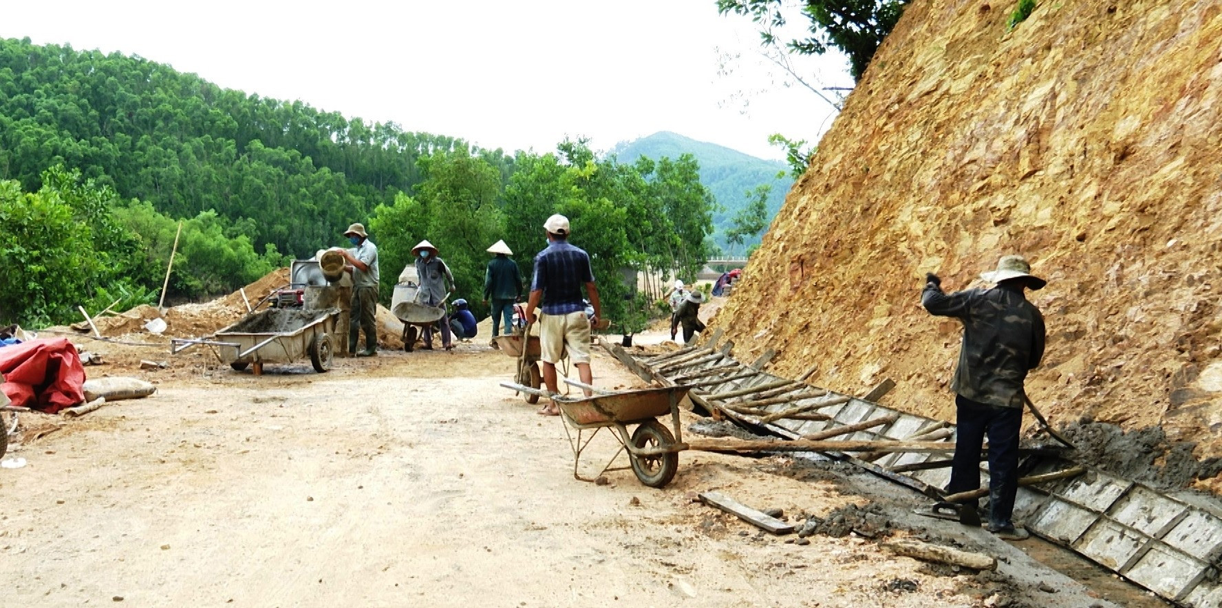 Người dân Tiên Phước đóng góp trên 2,3 tỷ đồng xây dựng nông thôn mới. Ảnh: NGUYỄN HƯNG