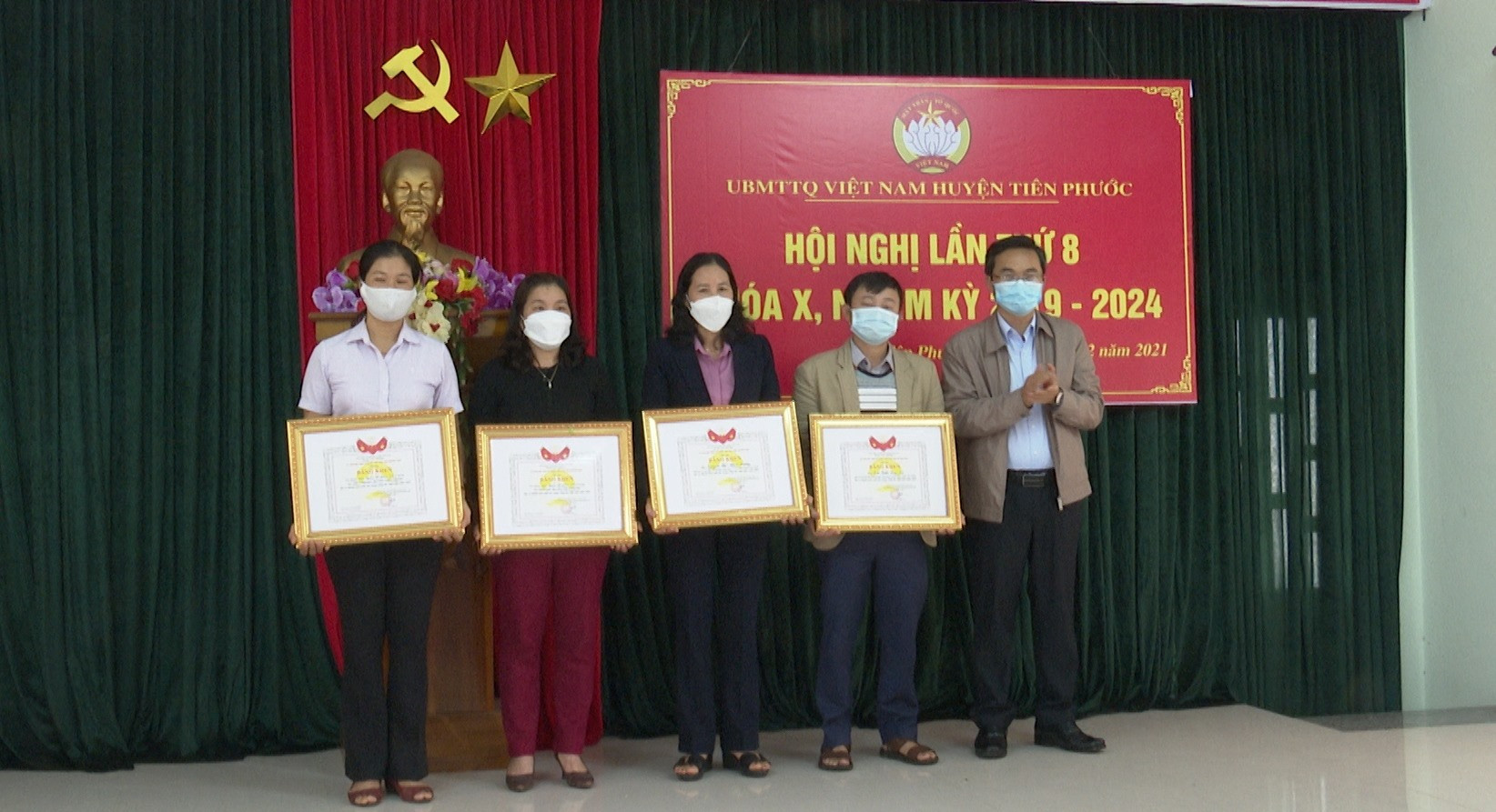 Lãnh đạo Ủy ban MTTQ Việt Nam tỉnh khen thưởng các tập thể, cá nhân hoàn thành xuất sắc nhiệm vụ công tác Mặt trận năm 2021. Ảnh: NGUYỄN HƯNG
