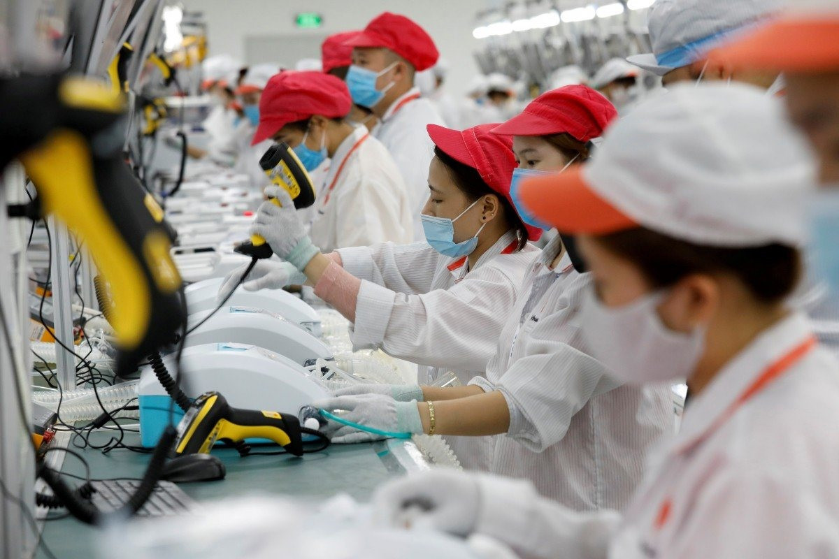 Một nhà máy tại Việt Nam khôi phục hoạt động sản xuất sau nhiều tháng giảm công suất do đại dịc Covid-19- Ảnh: Reuters