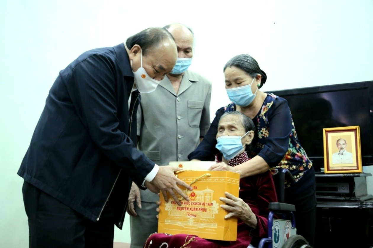 Chủ tịch nước Nguyễn Xuân Phúc đến thăm và tặng quà Mẹ VNAH Nguyễn Thị Canh. Ảnh: PV