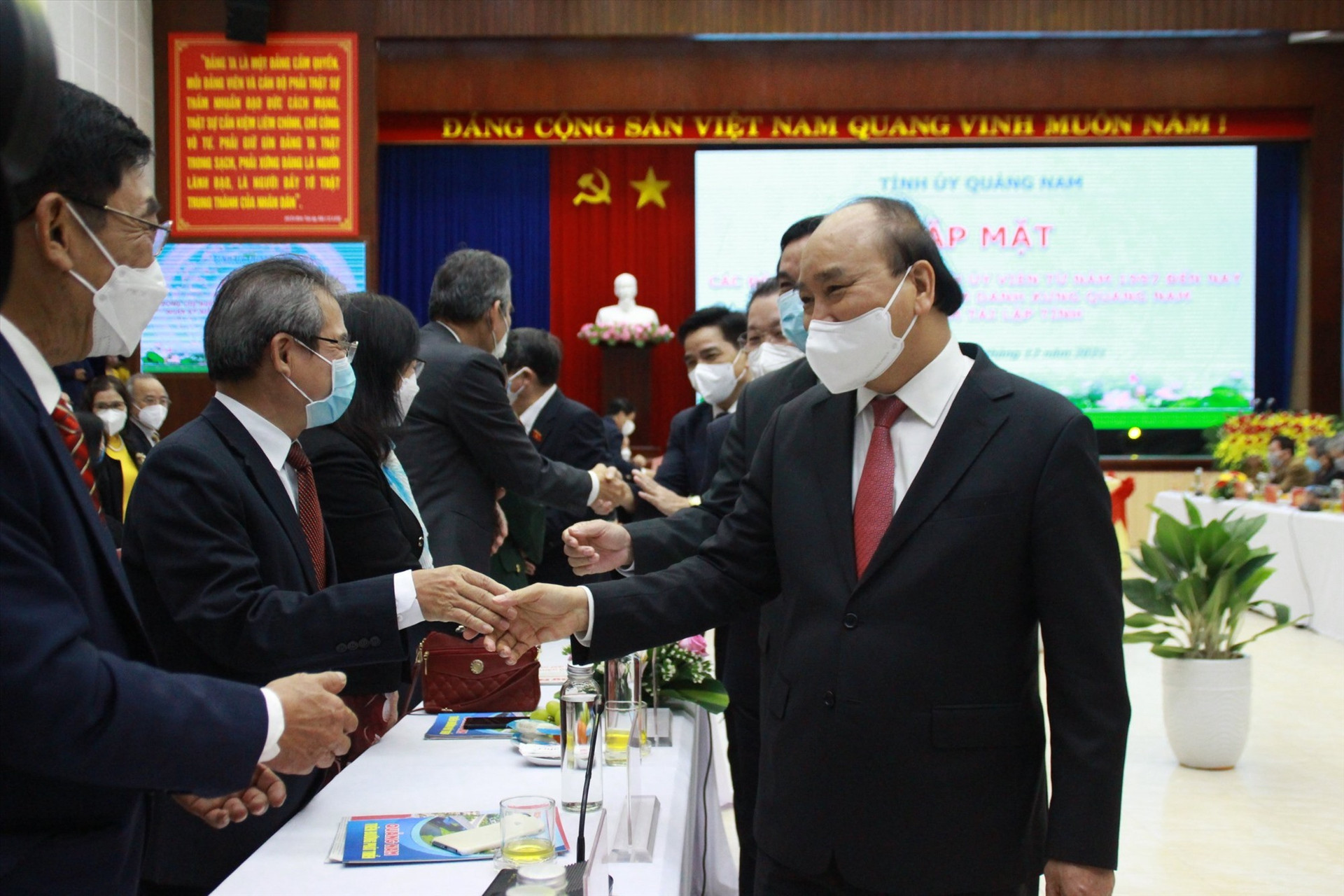 Chủ tịch nước Nguyễn Xuân Phúc gặp mặt các đồng chí nguyên tỉnh ủy viên từ năm 1997 đến nay. Ảnh: P.V
