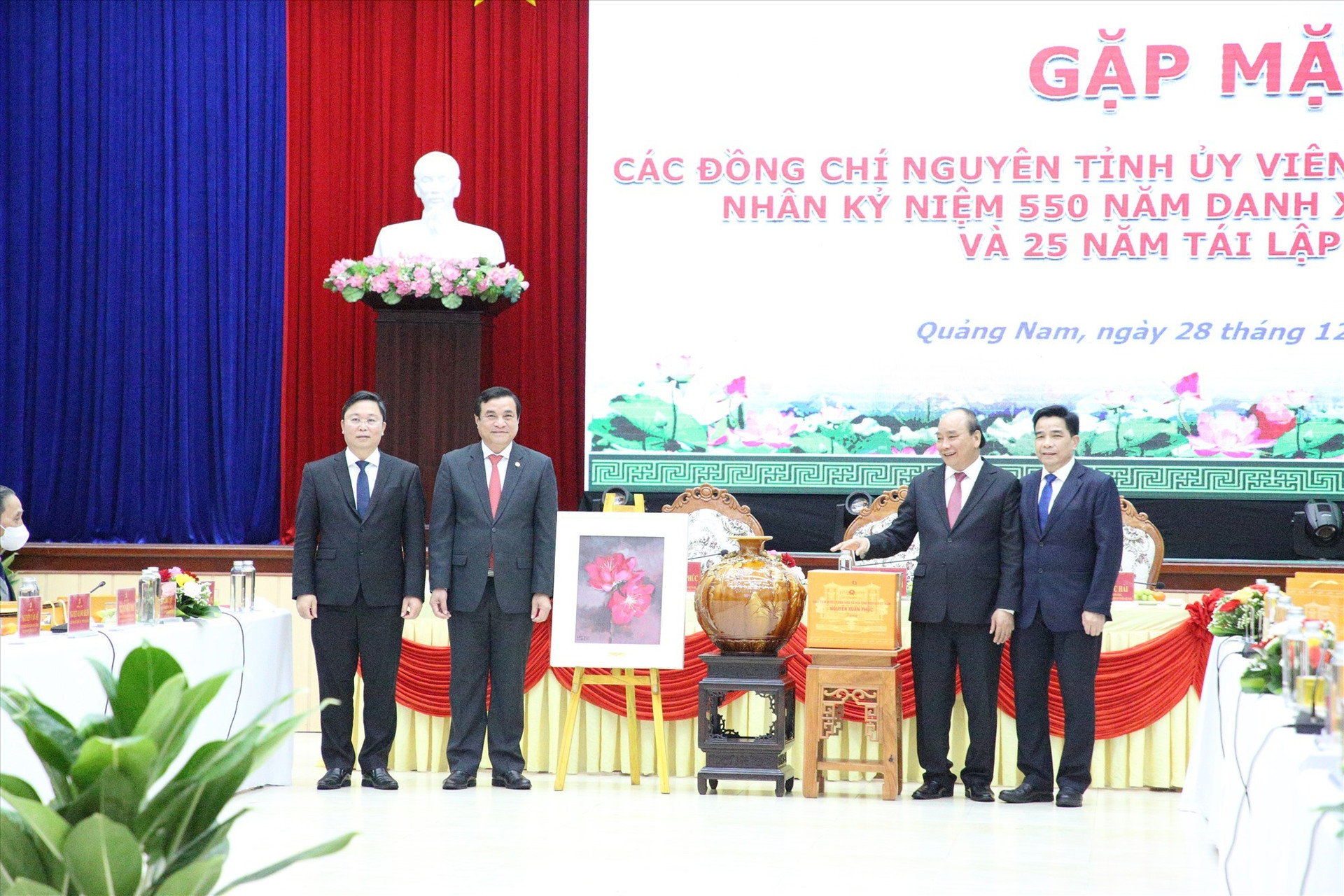 Chủ tịch nước Nguyễn Xuân Phúc tặng quà các đồng chí lãnh đạo tỉnh. Ảnh; PV