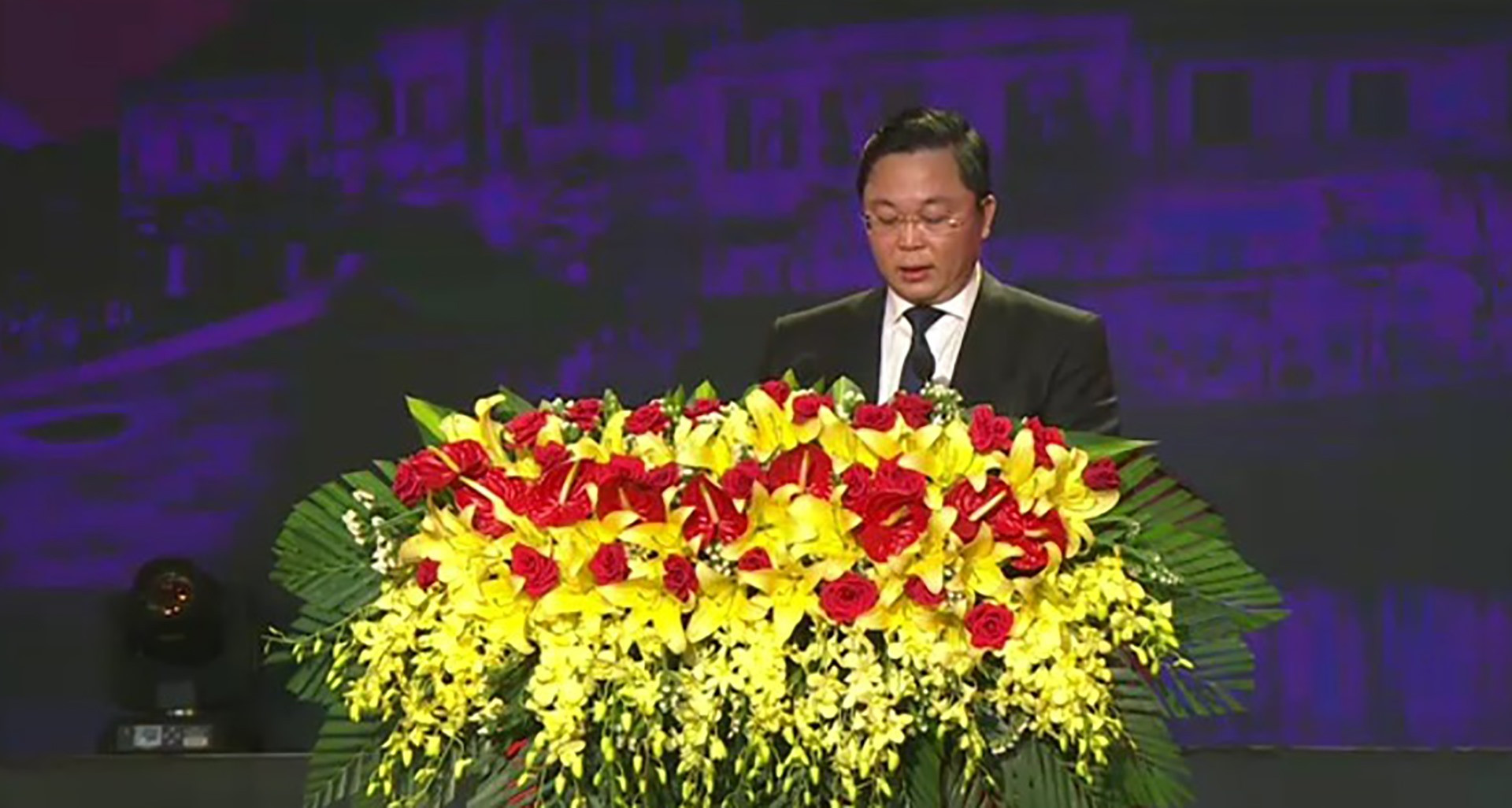 Chủ tịch UBND tỉnh Quảng Nam Lê Trí Thanh tiếp thu chỉ đạo và phát biểu đáp từ Chủ tịch nước Nguyễn Xuân Phúc