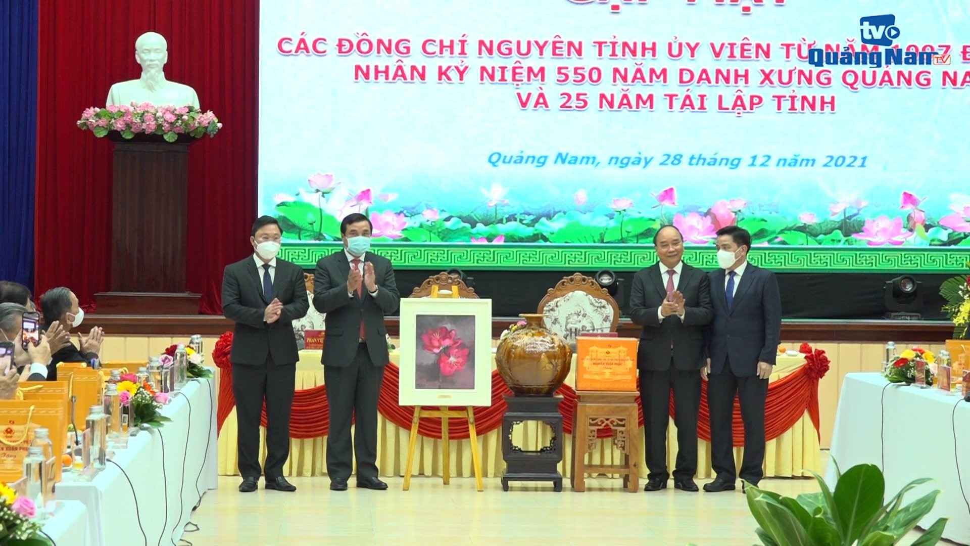 Ủy viên Bộ Chính trị, Chủ tịch nước Nguyễn Xuân Phúc cùng lãnh đạo tỉnh Quảng Nam chụp hình lưu niệm trong chuỗi hoạt động hướng đến kỷ niệm 550 năm Danh xưng Quảng Nam.