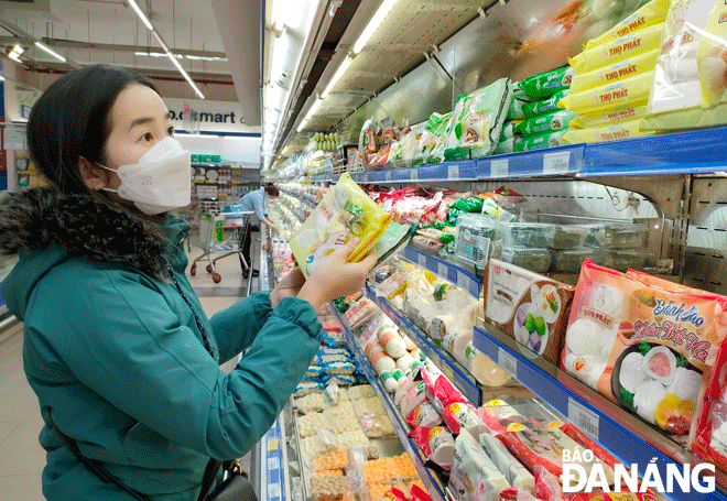 Người dân mua sắm tại siêu thị Co.opmart Đà Nẵng trong dịp cuối năm.  Ảnh: QUỲNH TRANG