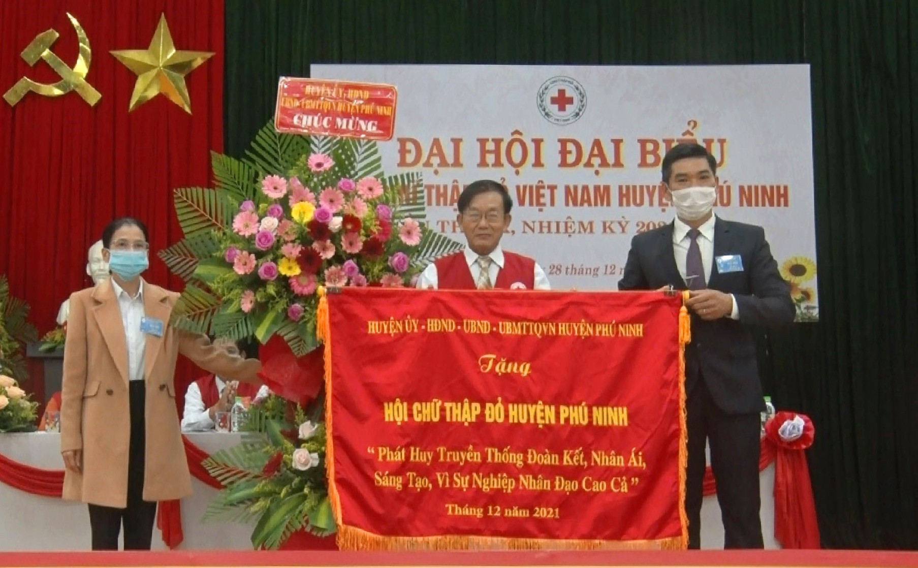 Huyện ủy Phú Ninh trao bức trướng ghi nhận đóng góp tích cực của Hội Chữ thập đỏ huyện trong công tác nhân đạo. Ảnh: V.Đ