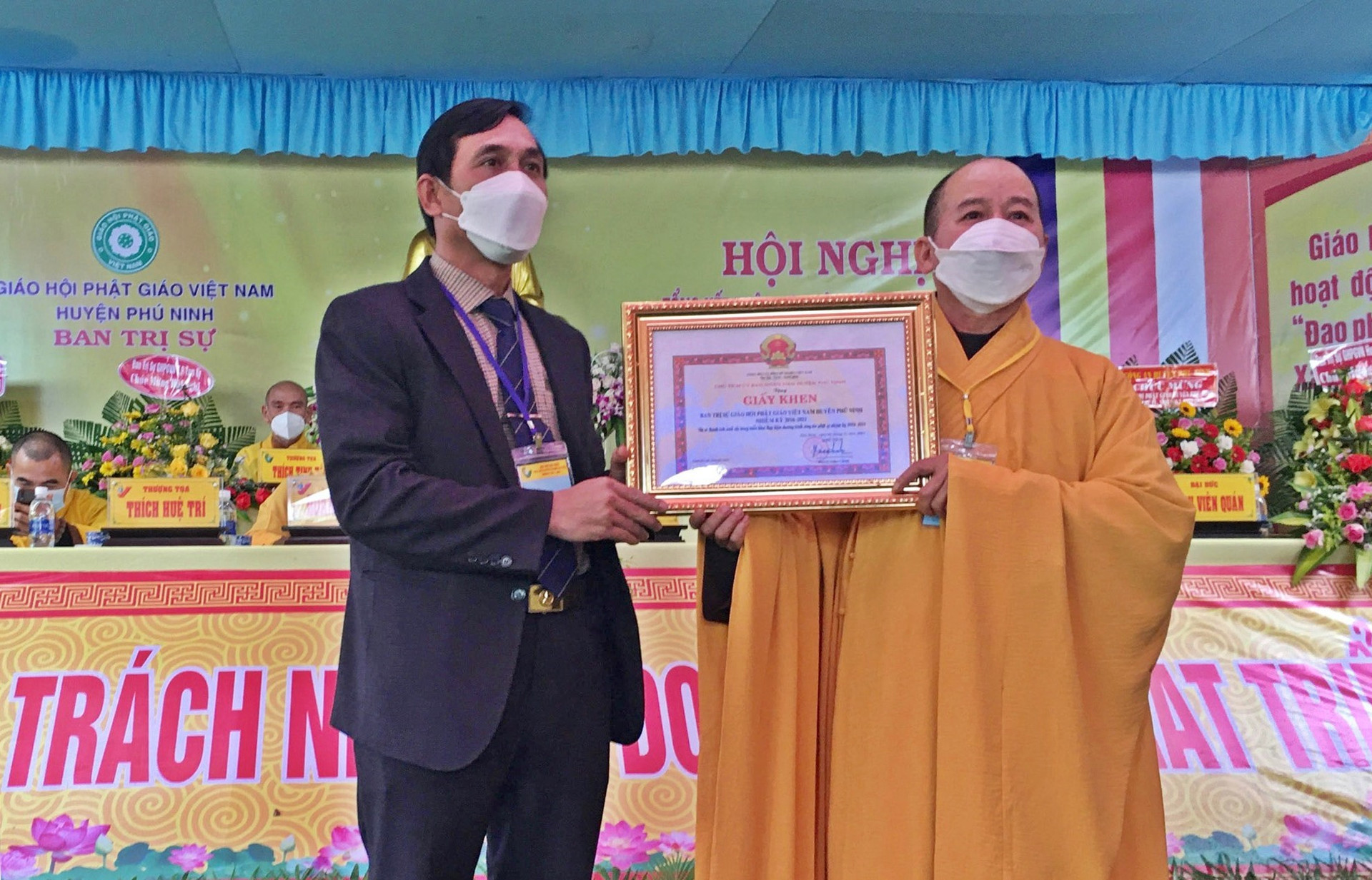 UBND huyện Phú Ninh khen thưởng tập thể Ban Trị sự GHPGVN huyện Phú Ninh vì các đóng góp cho quê hương. Ảnh: C.Đ