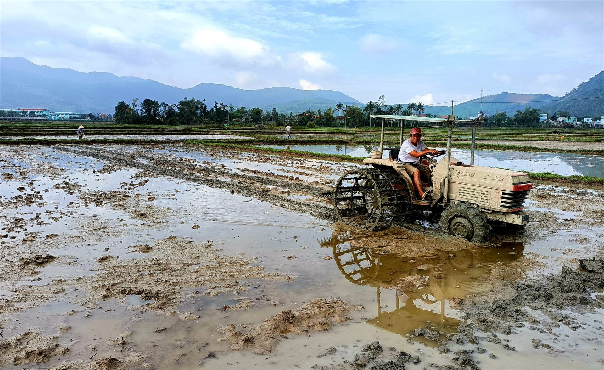 Nông dân huyện Nông Sơn tập trung làm đất để triển khai gieo trồng vụ đông xuân 2021 - 2022. Ảnh: Đ.N
