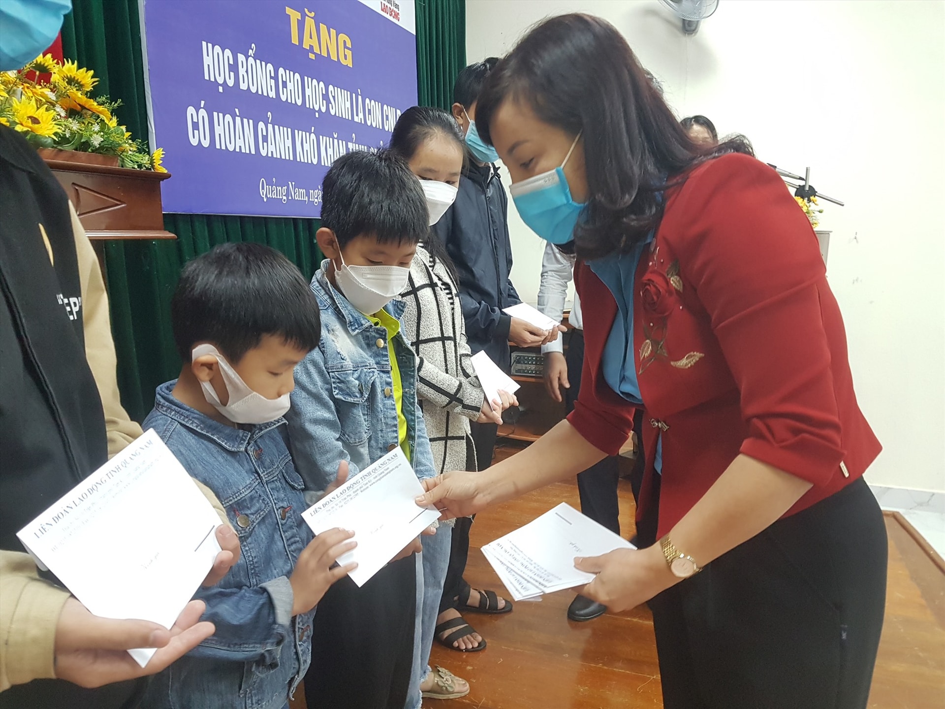 Liên đoàn Lao động tỉnh tặng học bổng cho con đoàn viên, lao động có hoàn cảnh khó khăn. Ảnh: D.L