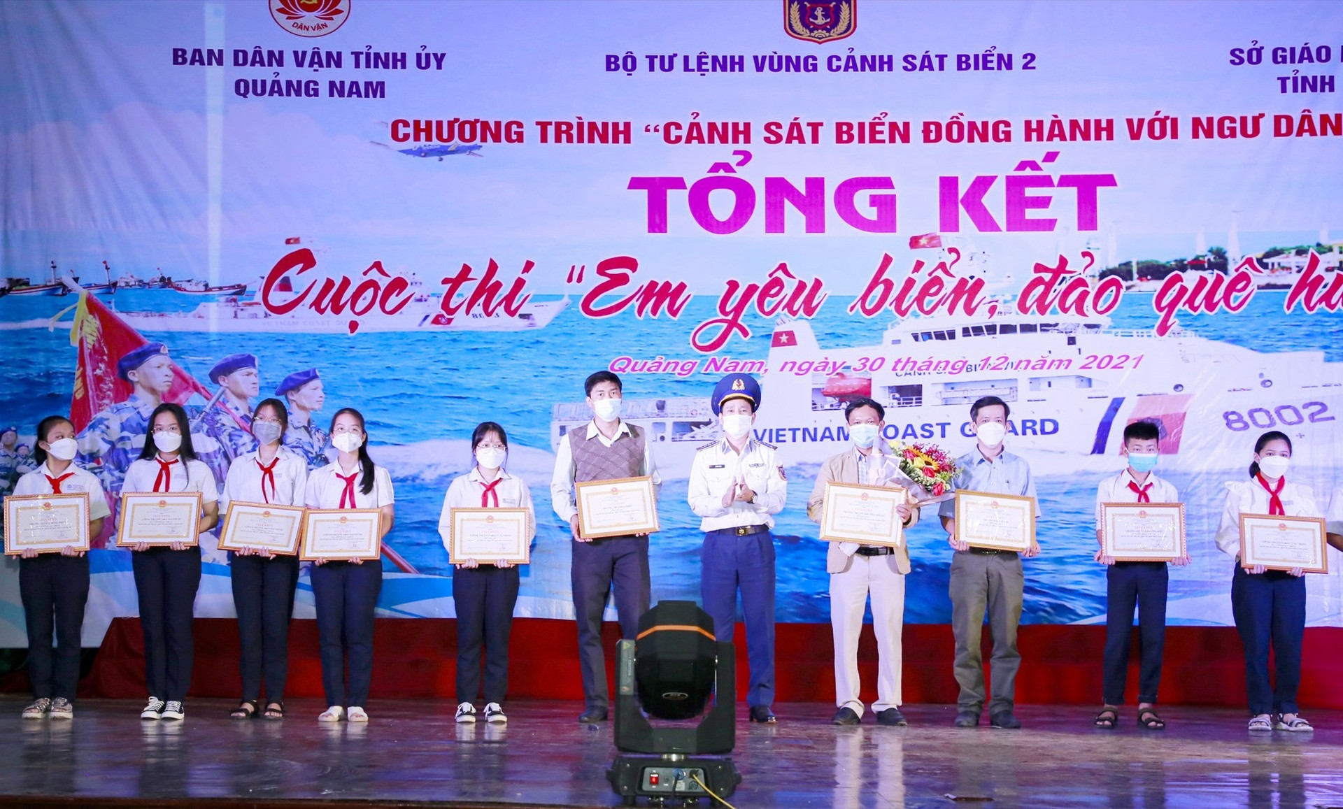Đại tá Lê Huy Sinh trao giải cho các tập thể đạt giải cuộc thi “Em yêu biển đảo quê hương“. Ảnh: T.C