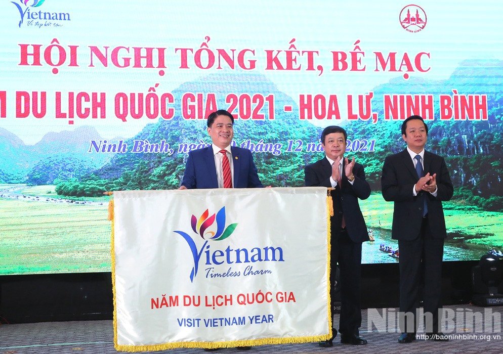 Phó Chủ tịch UBND tỉnh Quảng Nam Trần Văn Tân nhận cờ luân lưu năm du lịch quốc gia 2022.