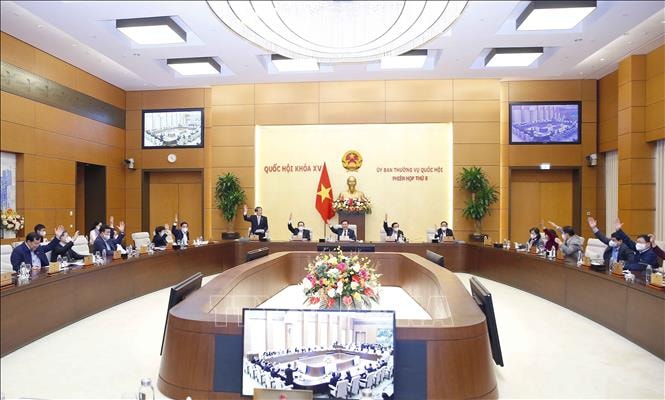 Uỷ ban Thường vụ Quốc hội biểu quyết thông qua dự thảo Nghị quyết về mức thuế bảo vệ môi trường đối với nhiên liệu bay. Ảnh: Doãn Tấn/TTXVN