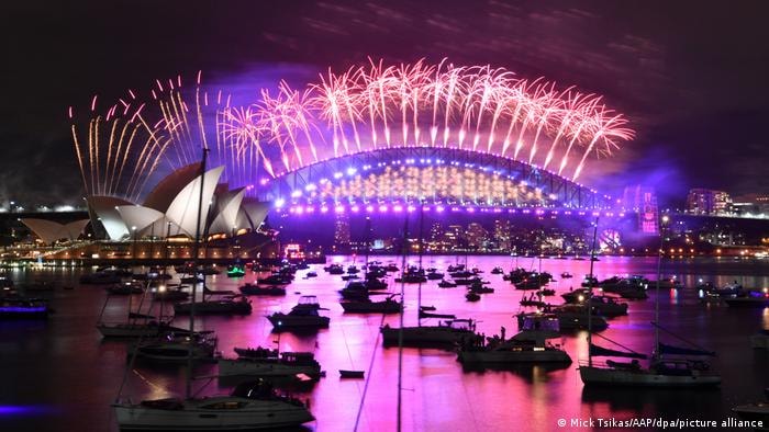 Không giống như năm ngoái, thành phố Sydney (Australia) đã lên kế hoạch tổ chức một màn bắn pháo hoa công cộng gần Nhà hát Opera Sydney và Cầu Harbour nổi tiếng. Người dân có thể được chiêm ngưỡng màn bắn pháo hoa từ 30 điểm thuận lợi. Tuy nhiên, giới chức đã yêu cầu mọi người tiêm đủ 2 mũi vaccine, đeo khẩu trang khi tới các địa điểm diễn ra sự kiện chào năm mới. Trong ảnh: Màn bắn pháo hoa đón năm mới năm 2021. 