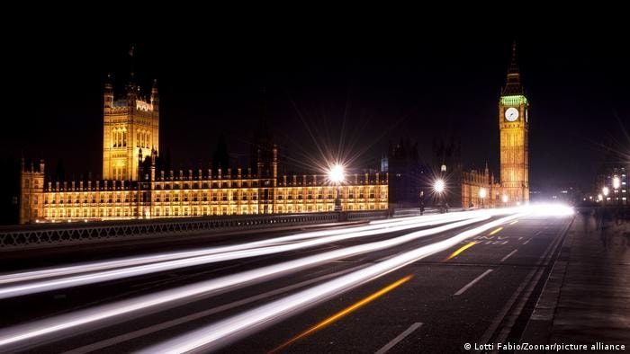 Các lễ đón giao thừa truyền thống ở Quảng trường Trafalgar của London và màn bắn pháo hoa ven sông đã bị hủy bỏ trong năm thứ 2 liên tiếp.  Giới chức đã áp đặt các hạn chế mới sau khi ghi nhận số ca nhiễm biến thể mới tăng vọt vào giữa tháng 12. Tuy nhiên, đồng hồ Big Ben sẽ đổ chuông đón giao thừa 2022 sau 4 năm ngừng hoạt động