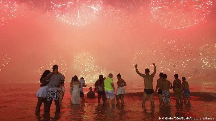 Rio de Janeiro sẽ đón năm mới với màn trình diễn pháo hoa nổi tiếng thế giới trên bãi biển Copacabana. Thành phố cũng tổ chức bắn pháo hoa ở 9 địa điểm khác. Thị trưởng của thành phố cho rằng đám đông lớn ở ngoài trời hầu như không có nguy cơ lây nhiễm.