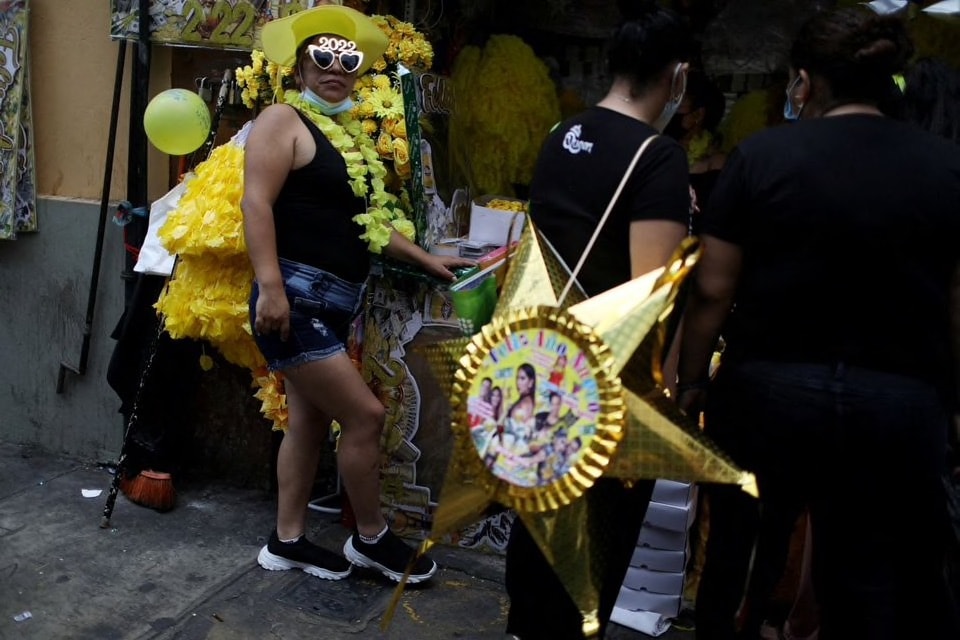 Người bán hàng rong tại một khu chợ đường phố ở Lima, Peru,hôm 30/12. Ảnh: Reuters