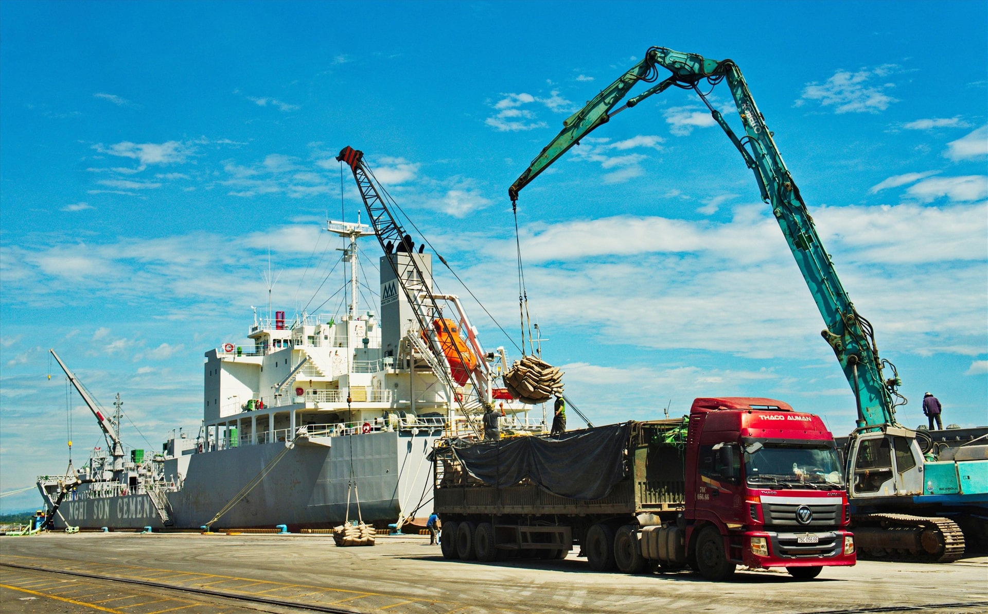 Quảng Nam đã đầu tư hạ tầng đồng bộ, tạo động lực phát triển. Trong ảnh: Cảng Kỳ Hà (Núi Thành) tấp nập ngày cuối năm. Ảnh: NGUYỄN ĐIỆN NGỌC