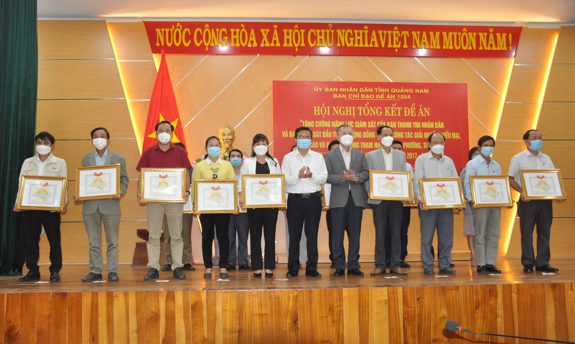 Ban Chỉ đạo đề án 1254 tặng Bằng khen của Chủ tịch Ủy ban MTTQ Việt Nam tỉnh cho các tập thể có thành tích xuất sắc trong công tác giám sát ở cộng đồng giai đoạn 2017 - 2021. Ảnh: N.Đ