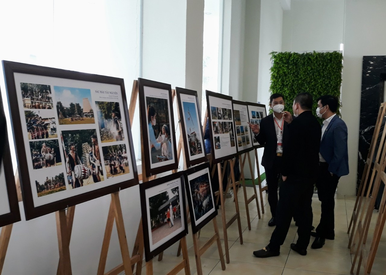 Triển lãm triển lãm ảnh “Việt Nam 2020”, “Ấn tượng 2021“. Ảnh: B.A
