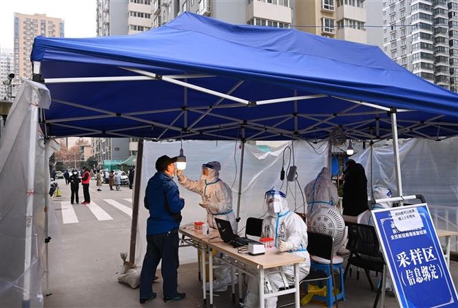 Người dân xếp hàng chờ xét nghiệm Covid-19 tại Tây An, tỉnh Thiểm Tây, Trung Quốc, ngày 27-12-2021. Ảnh: THX/ TTXVN