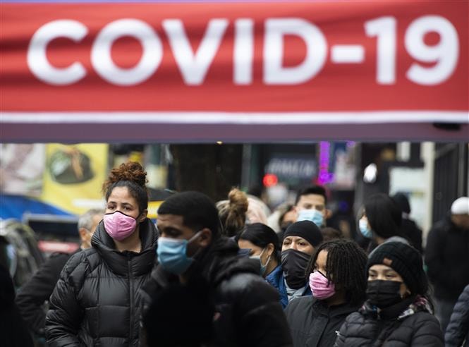 Người dân chờ lấy mẫu xét nghiệm Covid-19 tại New York, Mỹ ngày 29-12-2021. Ảnh: THX/TTXVN