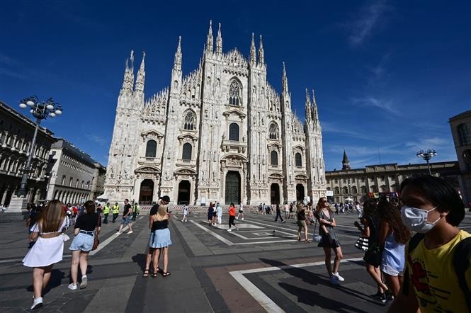 Khách du lịch thăm nhà thờ Duomo ở Milan, Italy, ngày 5-8-2021. Ảnh: AFP/ TTXVN