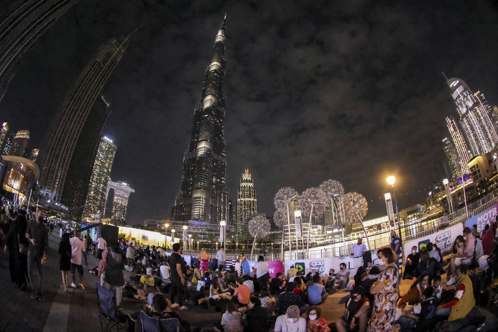 Người dân tập trung chờ đón thời khắc giao thừa tại Dubai, UAE tối 31-12-2021. Ảnh: AFP/TTXVN