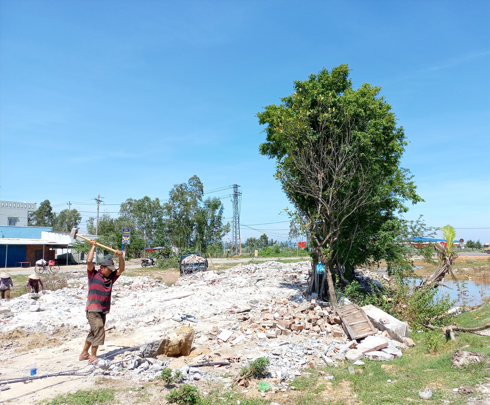 Người dân xã Tam Hiệp (Núi Thành) phá dỡ nhà, vật kiến trúc để bàn giao mặt bằng thi công đường 129 (đường Võ Chí Công).