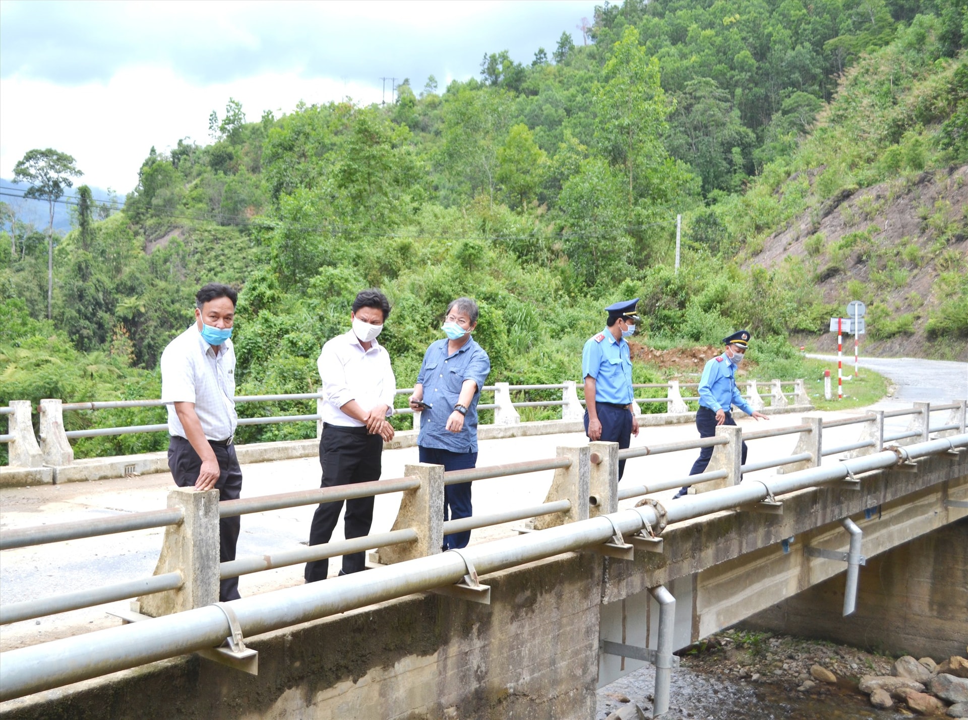 Lãnh đạo Sở GTVT trực tiếp đi kiểm tra, chỉ đạo xử lý vi phạm hành lang an toàn trên quốc lộ 40B qua Nam Trà My. Ảnh: C.T