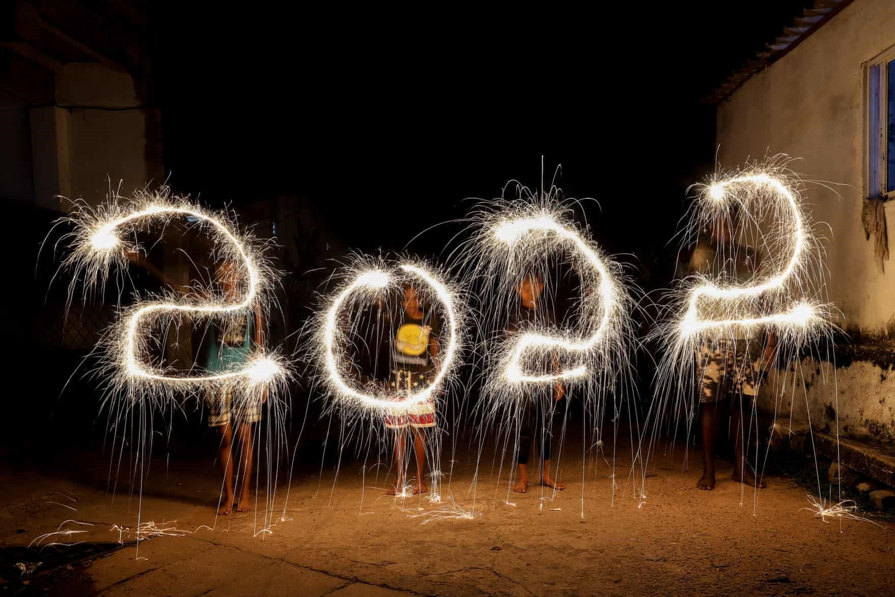 Trẻ em Sri Lanka viết con số “2022” bằng pháo trong lễ mừng năm mới ở thủ đô Colombo. Ảnh: EPA