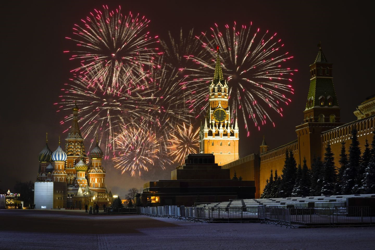 Pháo hoa bùng nổ trên Nhà thờ St. Basil và Điện Kremlin với Tháp Spasskaya trên Quảng trường Đỏ trống trải do hạn chế về đại dịch trong lễ kỷ niệm năm mới, ở Moscow, Nga. Ảnh: AP