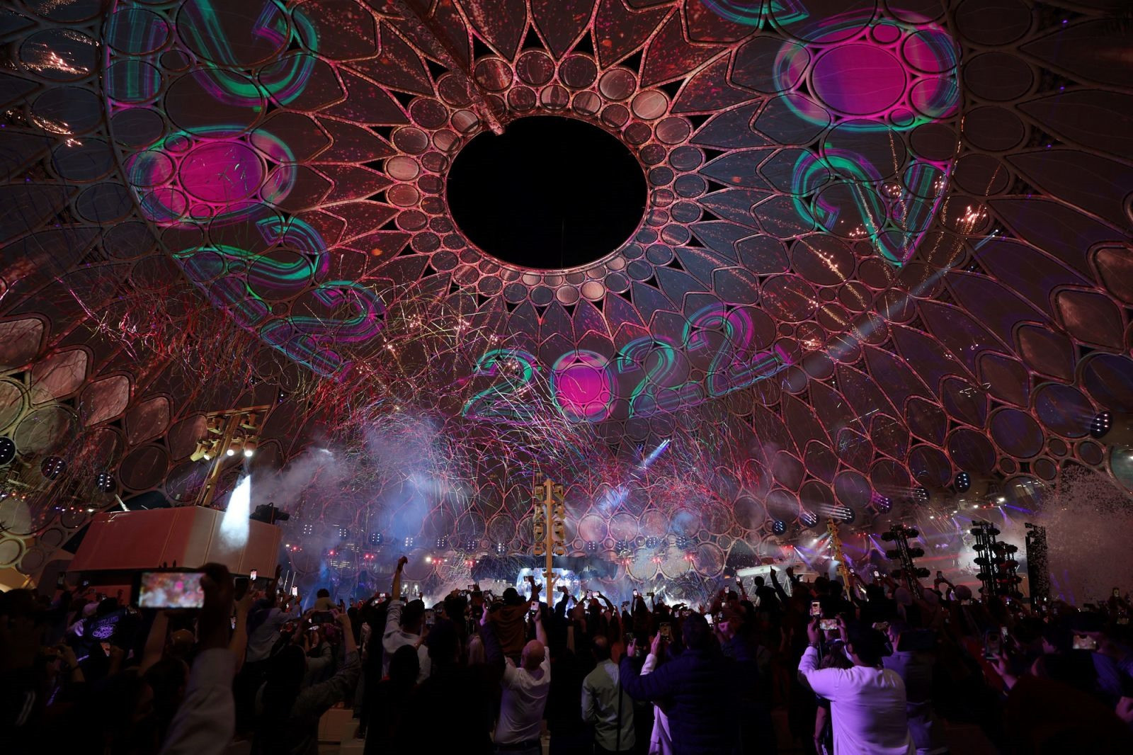 Pháo hoa nổ ra tại hội chợ thế giới - Expo 2020 như một phần của lễ hội năm mới ở Dubai, Các Tiểu vương quốc Ả-rập Thống nhất. Ảnh: Gettyimages