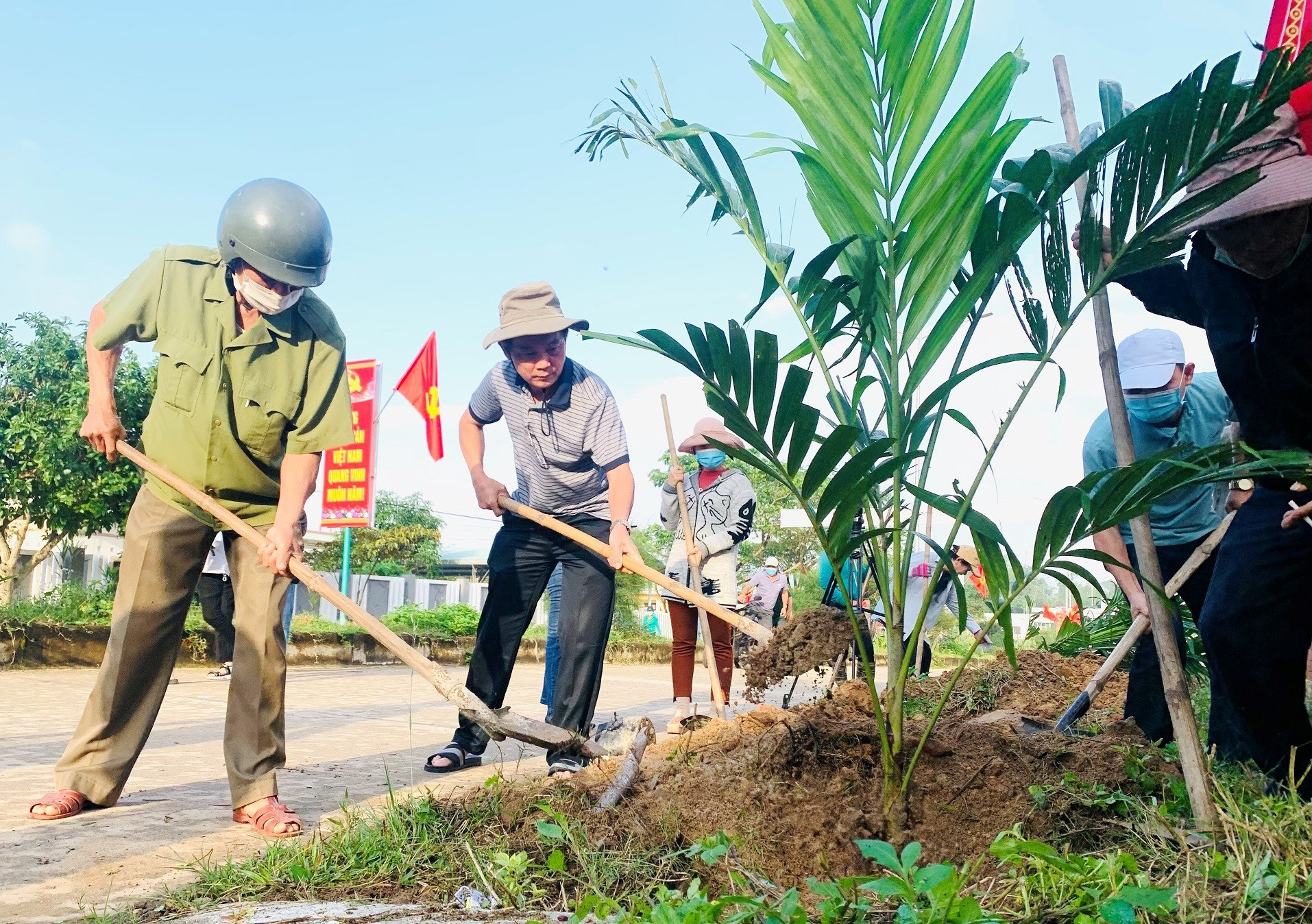 Chủ tịch UBND huyện Phan Xuân Cảnh trồng cau tại xã Duy Tân