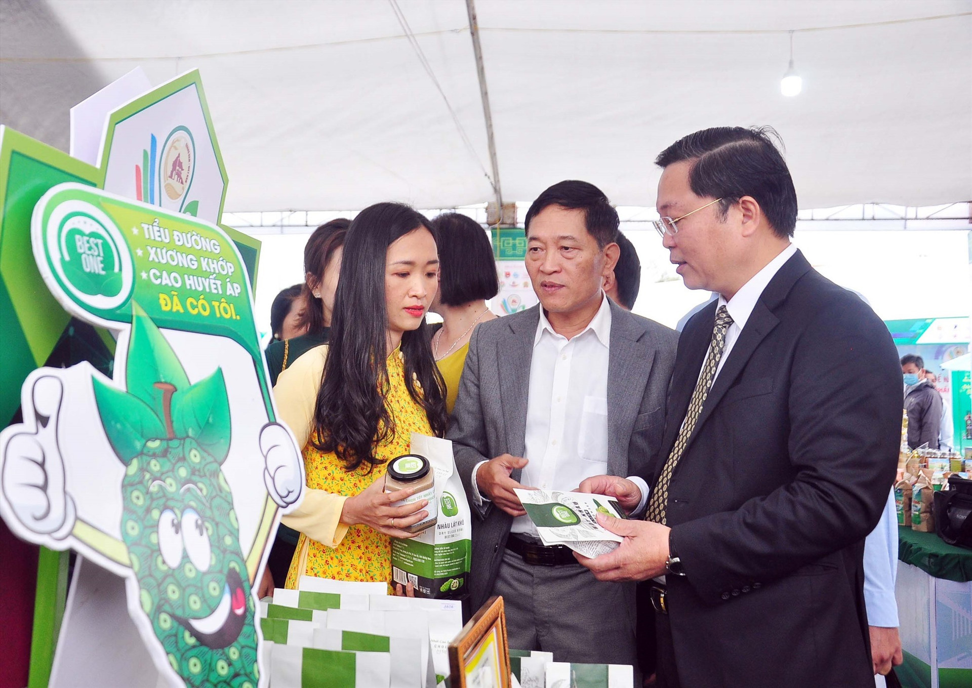 Chủ tịch UBND tỉnh Lê Trí Thanh cùng lãnh đạo Bộ KH-CN tham quan sản phẩm phụ nữ khởi nghiệp tại Ngày hội khởi nghiệp Quảng Nam năm 2021. Ảnh: VINH ANH