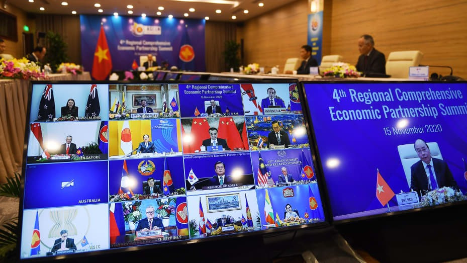 Thủ tướng Việt Nam Nguyễn Xuân Phúc xuất hiện trên màn hình (R) khi ông phát biểu với những người đồng cấp trong Hội nghị thượng đỉnh Hiệp định Đối tác Kinh tế Toàn diện Khu vực (RCEP) lần thứ 4 được tổ chức trực tuyến vào ngày 15 tháng 11 năm 2020.