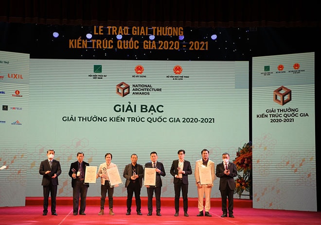Ban tổ chức Giải thưởng Kiến trúc quốc gia 2020-2021 trao giải bạc đến các tác giả, nhóm tác giả. Ảnh: Hội Kiến trúc sư Việt Nam  