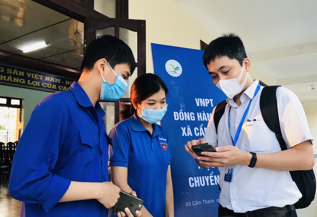 Cán bộ VNPT Quảng Nam hướng dẫn đoàn viên thanh niên xã Cẩm Thanh (Hội An) cài đặt các ứng dụng thông minh. Ảnh: VINH ANH