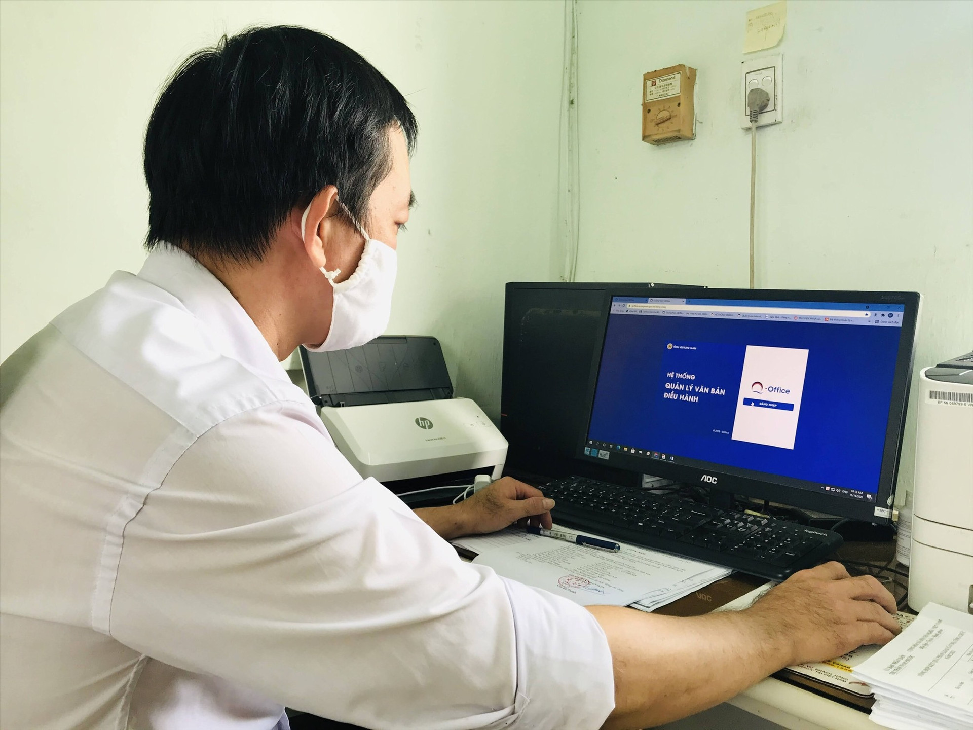 Cán bộ thị trấn Nam Phước sử dụng phần mềm dùng chung Q-office trong xử lý công việc.