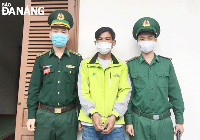 Cán bộ, chiến sĩ Đồn Biên phòng Non Nước bắt giữ đối tượng Trần Quốc Trạng do tàng trữ trái phép chất ma túy.Ảnh: NHƯ THẢO