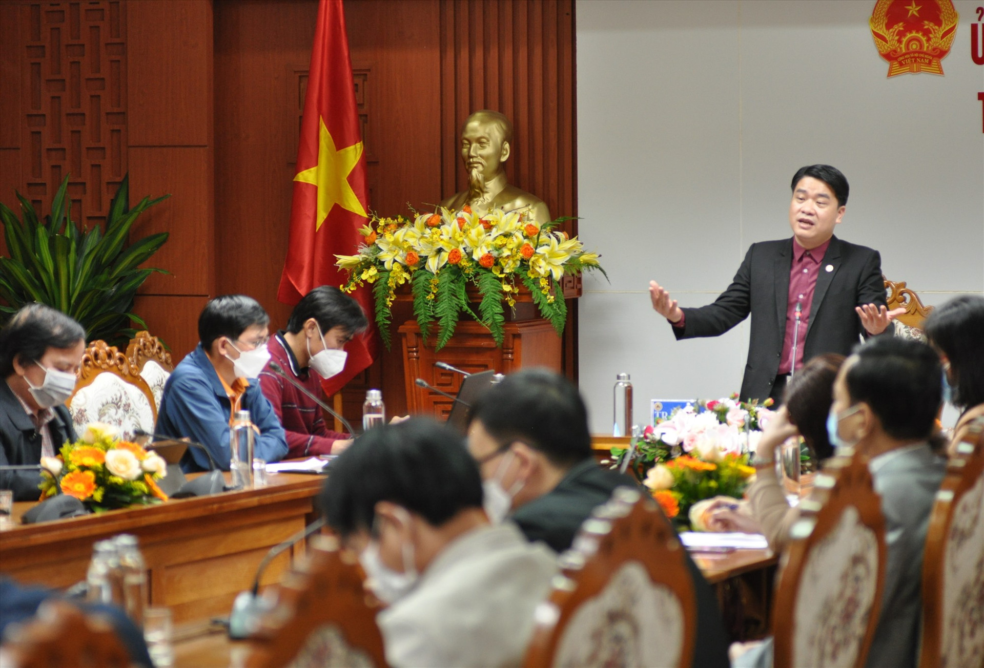 Phó Chủ tịch UBND tỉnh Trần Văn Tân phát biểu tại buổi họp báo. Ảnh: X.P