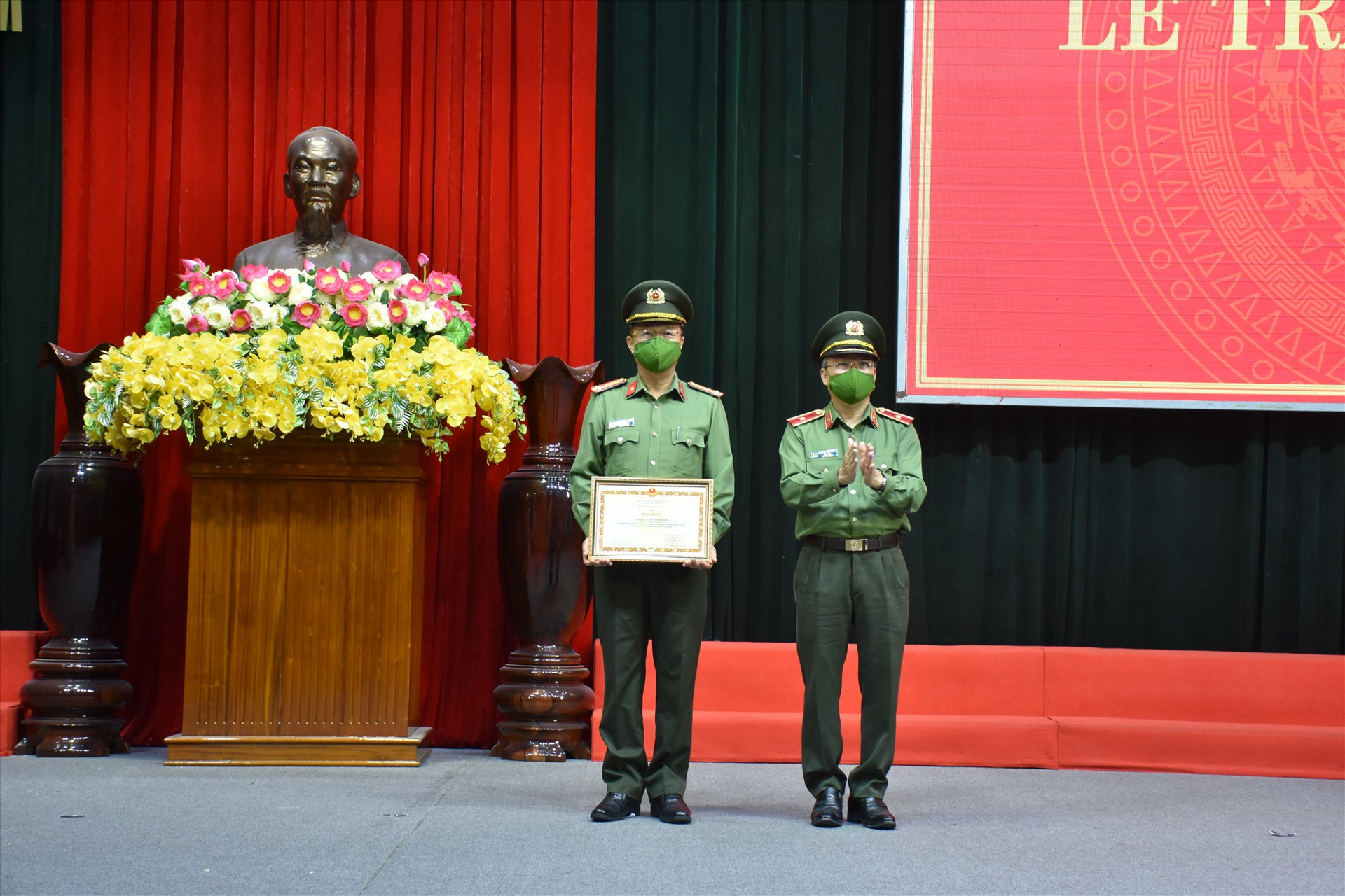 Thiếu tướng Nguyễn Đức Dũng trao Bằng khen của Bộ trưởng Bộ Công an cho Thượng tá Nguyễn Thành Long - Phó Giám đốc Công an tỉnh.