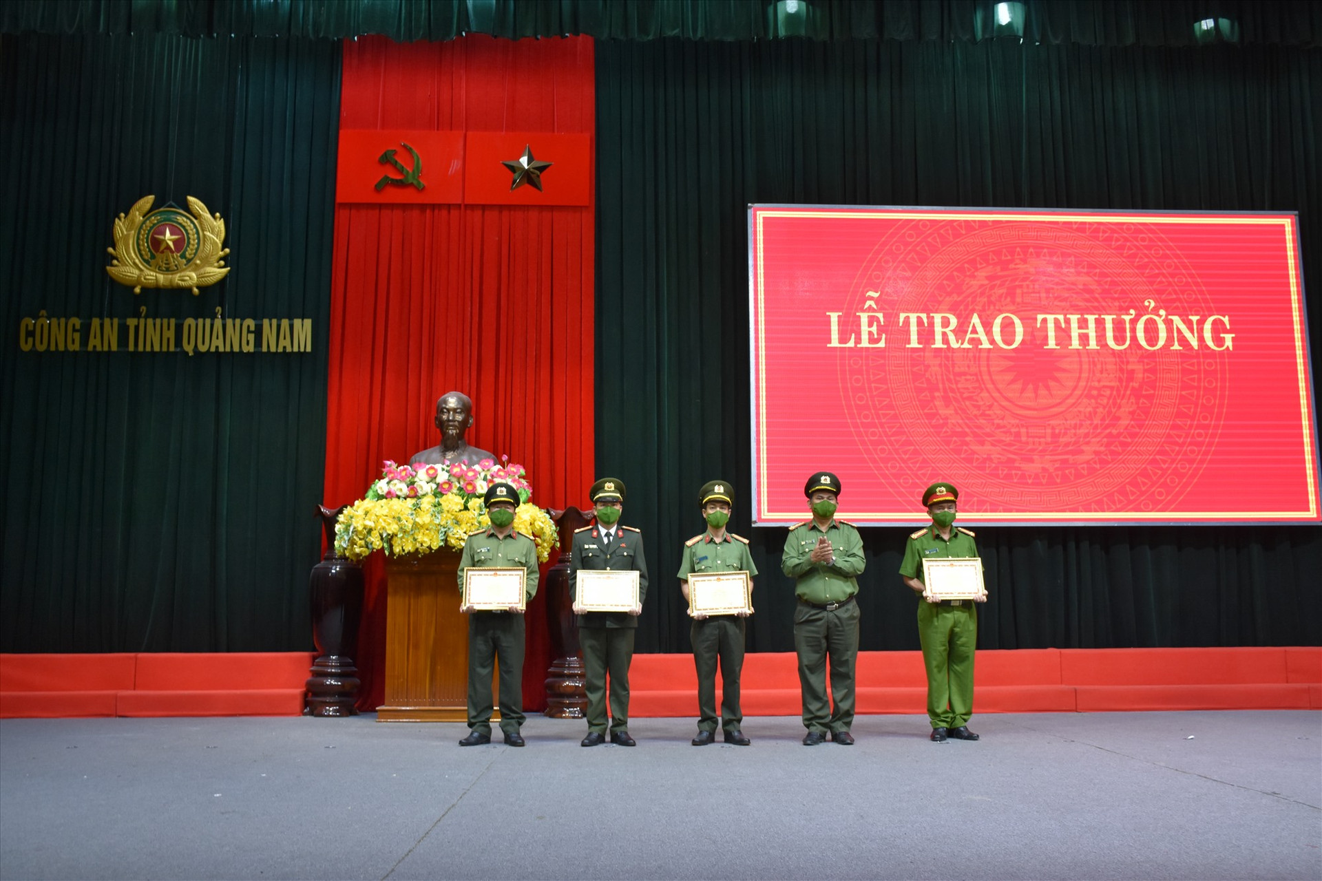 Đại tá Huỳnh Sông Thu, Phó Giám đốc Công an tỉnh trao Bằng khen của Bộ trưởng Bộ Công an cho 3 tập thể.