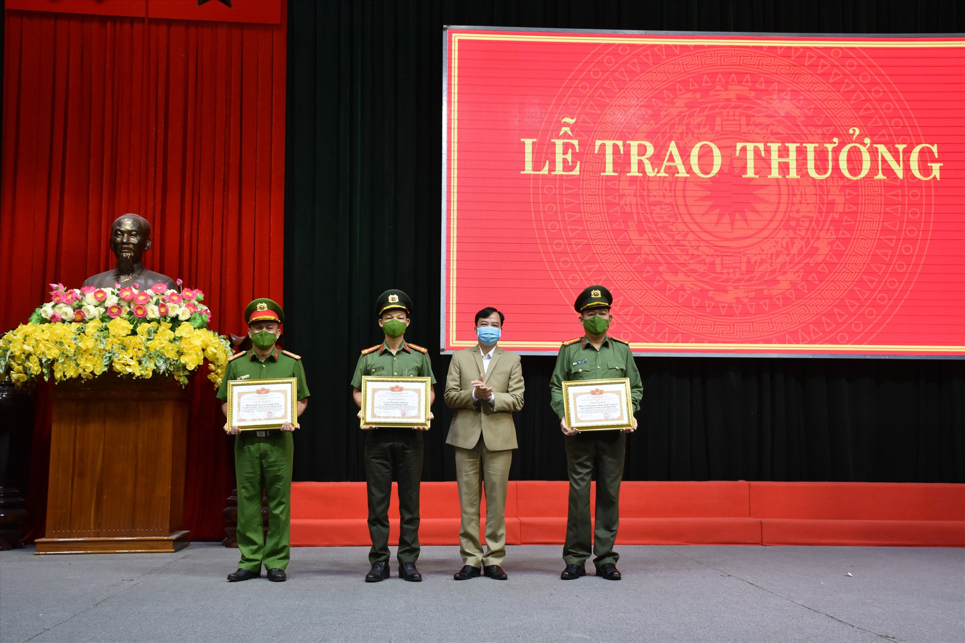 UBND huyện Nông Sơn đã trao Giấy khen và thưởng nóng cho 3 tập thể, 4 cá nhân thuộc Công an tỉnh.