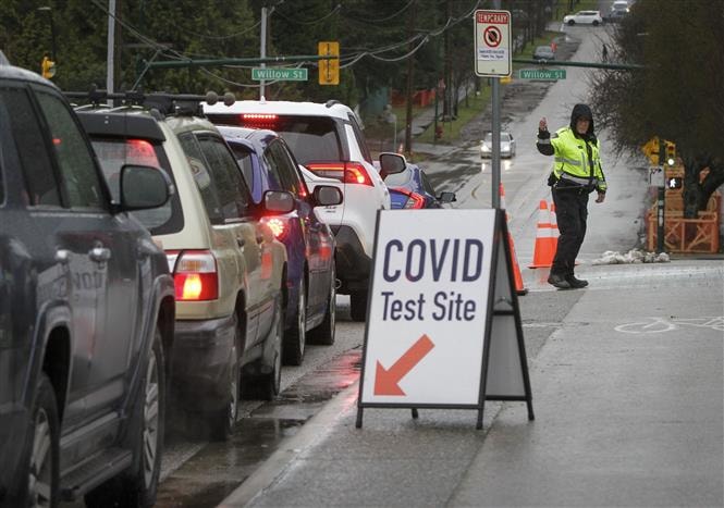  Một điểm xét nghiệm Covid-19 tại British Columbia, Canada, ngày 18-12-2021. Ảnh: THX/TTXVN