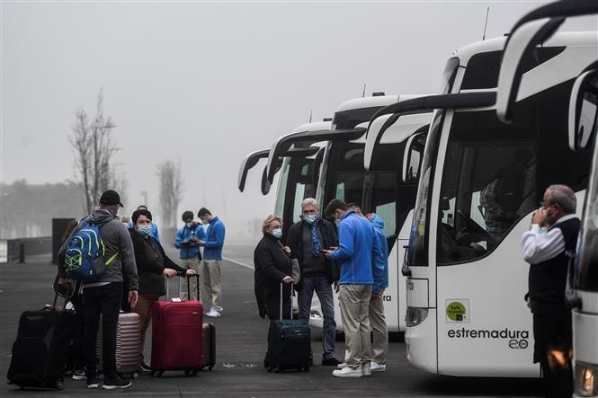  Hành khách trên tàu du lịch Aida Nova có xét nghiệm âm tính với Covid-19 được sơ tán tại cảng Lisbon, Bồ Đào Nha, ngày 3-1-2022. Ảnh: AFP/ TTXVN