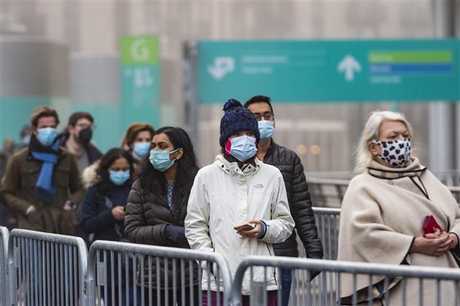  Người dân xếp hàng chờ tiêm vaccine phòng Covid-19 tại London, Anh ngày 19-12-2021. Ảnh: THX/TTXVN