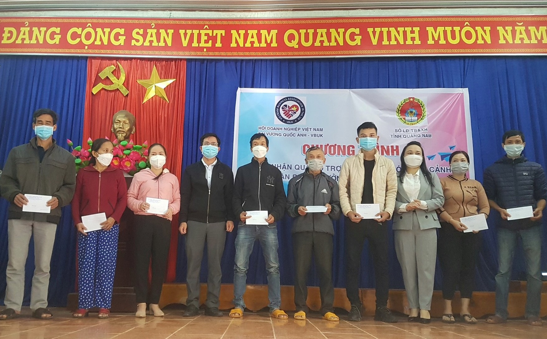 75 suất quà của Hội doanh nghiệp Việt Nam tại Vương quốc Anh được trao cho người dân gặp khó khăn do Covid-19. Ảnh: D.L