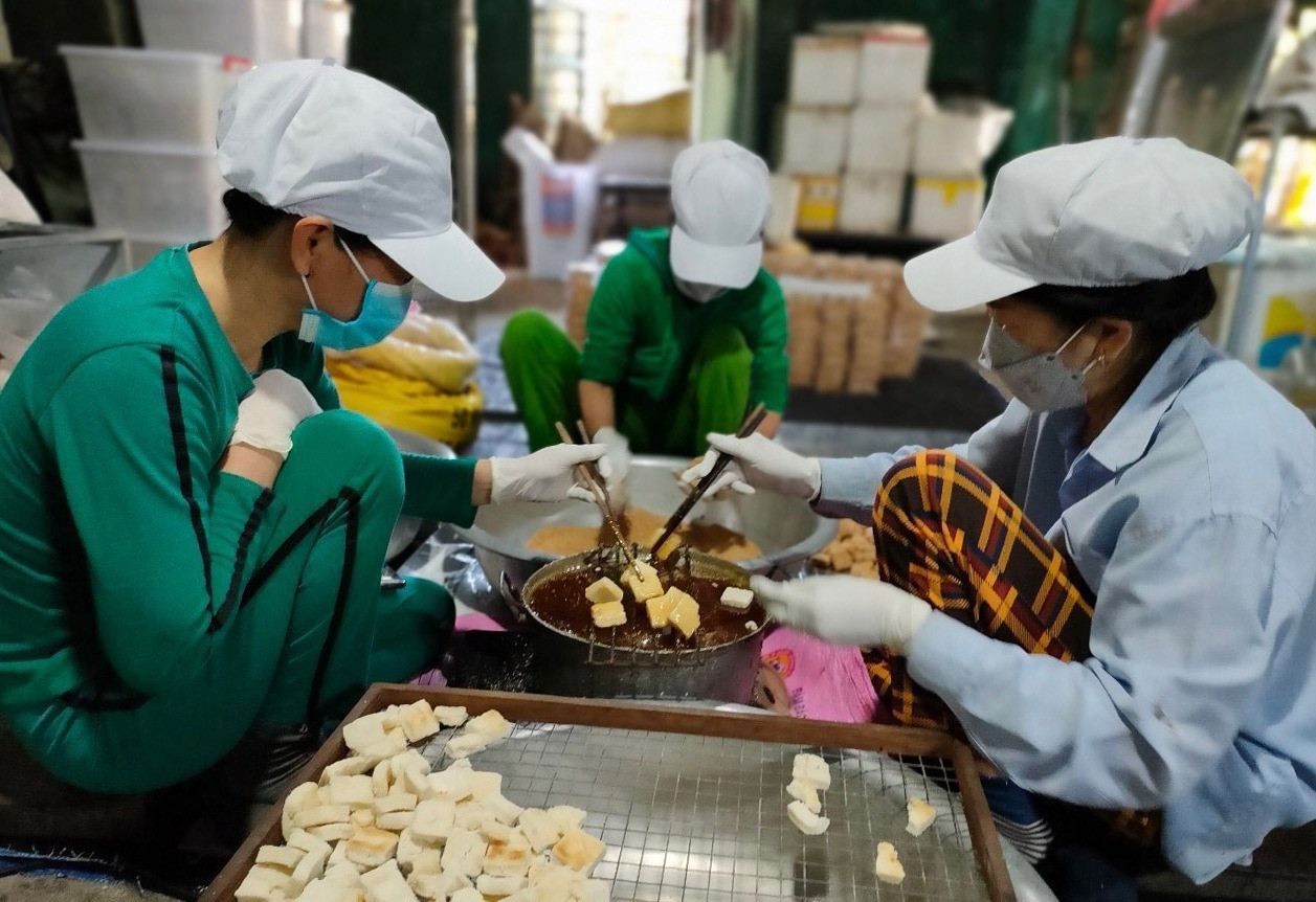 Cơ sở sản xuất bánh khô mè Bà Ly (Điện Phương, Điện Bàn) đang gấp rút làm bánh phục vụ Tết Nhâm Dần. Ảnh: N.Trang