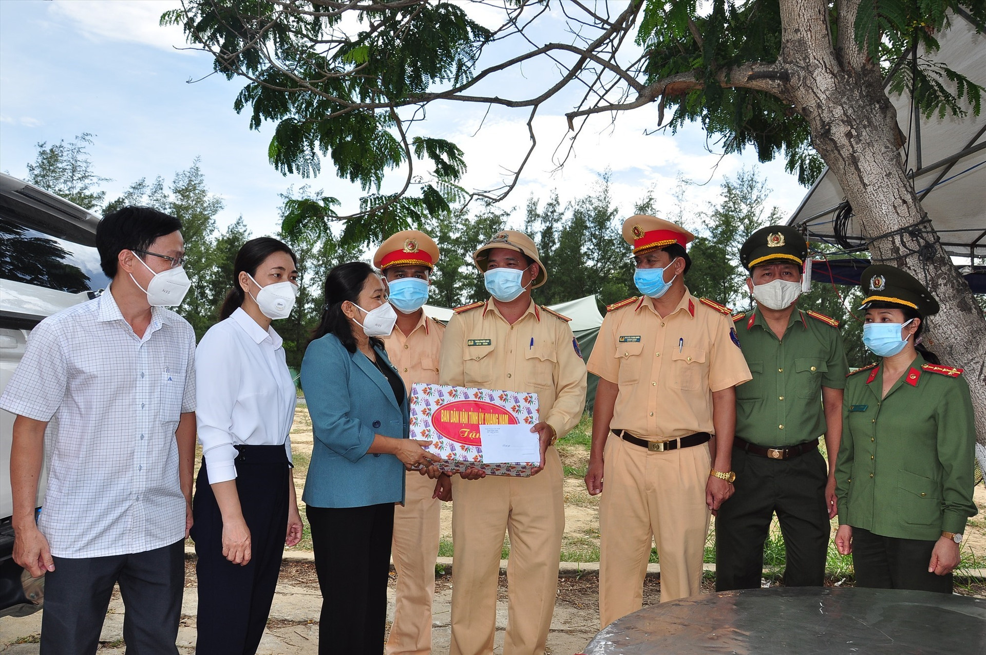 Trưởng ban Dân vận Tỉnh ủy Huỳnh Thị Thùy Dung đến thăm, động viên lực lượng làm nhiệm vụ tại chốt kiểm soát phòng chống dịch bệnh Covid-19. Ảnh: VINH ANH