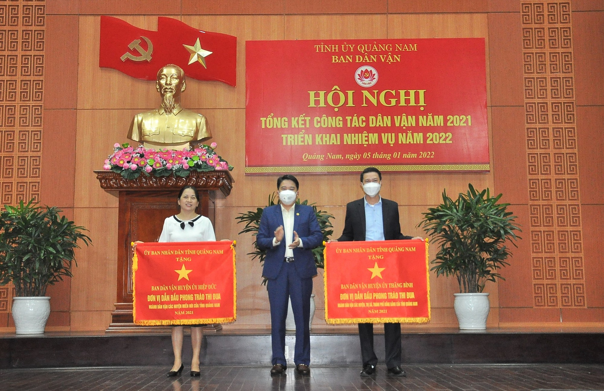 Phó Chủ tịch UBND tỉnh Trần Văn Tân trao cờ thi đua của UBND tỉnh cho Ban Dân vận huyện Hiệp Đức và Thăng Bình vì đã có thành tích xuất sắc dẫn đầu phong trào thi đua năm 2021. Ảnh: VINH ANH
